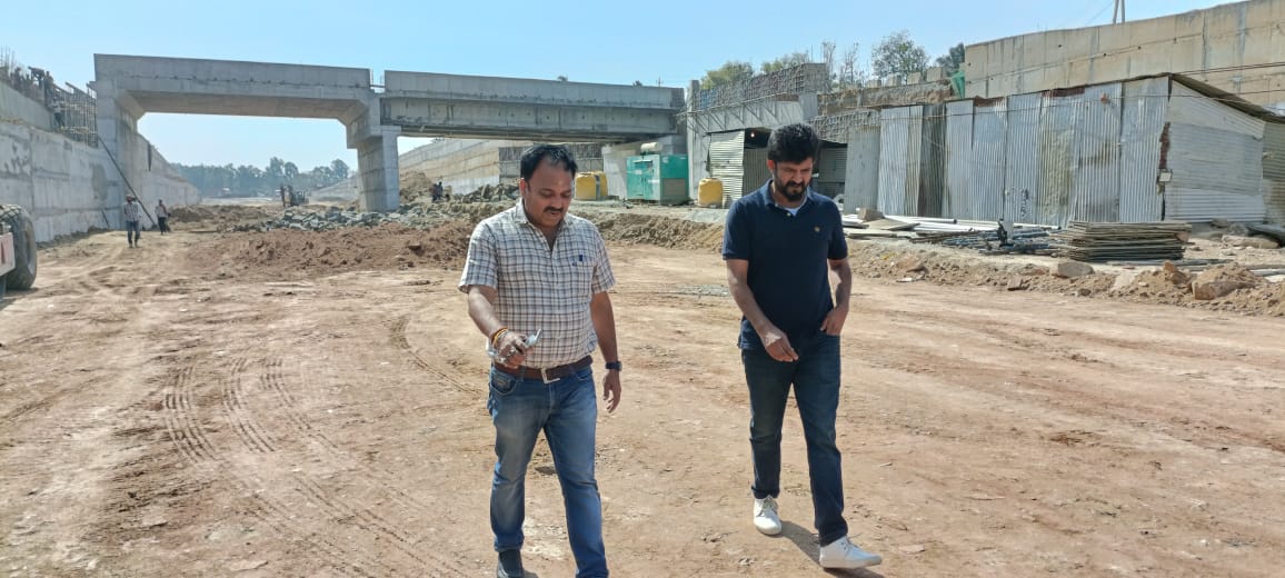 mepratap's tweet photo. ಮೈಸೂರು- ಬೆಂಗಳೂರು ದಶಪಥ ಹೆದ್ದಾರಿ ಮಂಡ್ಯದಿಂದ ಮುಂದೆ  ಪಾಂಡವಪುರಕ್ಕೆ ಹೋಗುವಂತಹ ಡೀವಿಯೇಶನ್ ಬಳಿ ಅಂಡರ್ ಪಾಸ್ ನಿರ್ಮಾಣ ಕಾಮಗಾರಿ ನಡೆಯುತ್ತಿದ್ದು  ಇನ್ನ 15 ದಿನಗಳಲ್ಲಿ ಕಾಮಗಾರಿ ಪೂರ್ಣಗೊಳ್ಳಲಿದೆ. https://t.co/U7U1mLDHNf