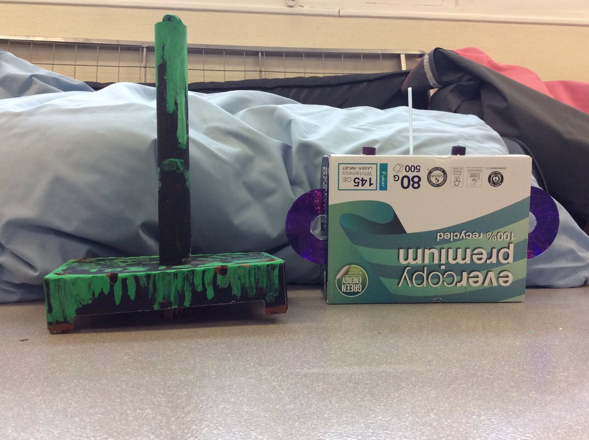 classedesmakers's tweet image. Aujourd’hui notre classe est au fablab, et une camarade et moi créons des machines.👇A gauche : elle sert à attraper les monstres et à droite c’est un sac volant qui sert à voler pour attraper des vampires.#fablabalecole #NotreImmeublaAParis