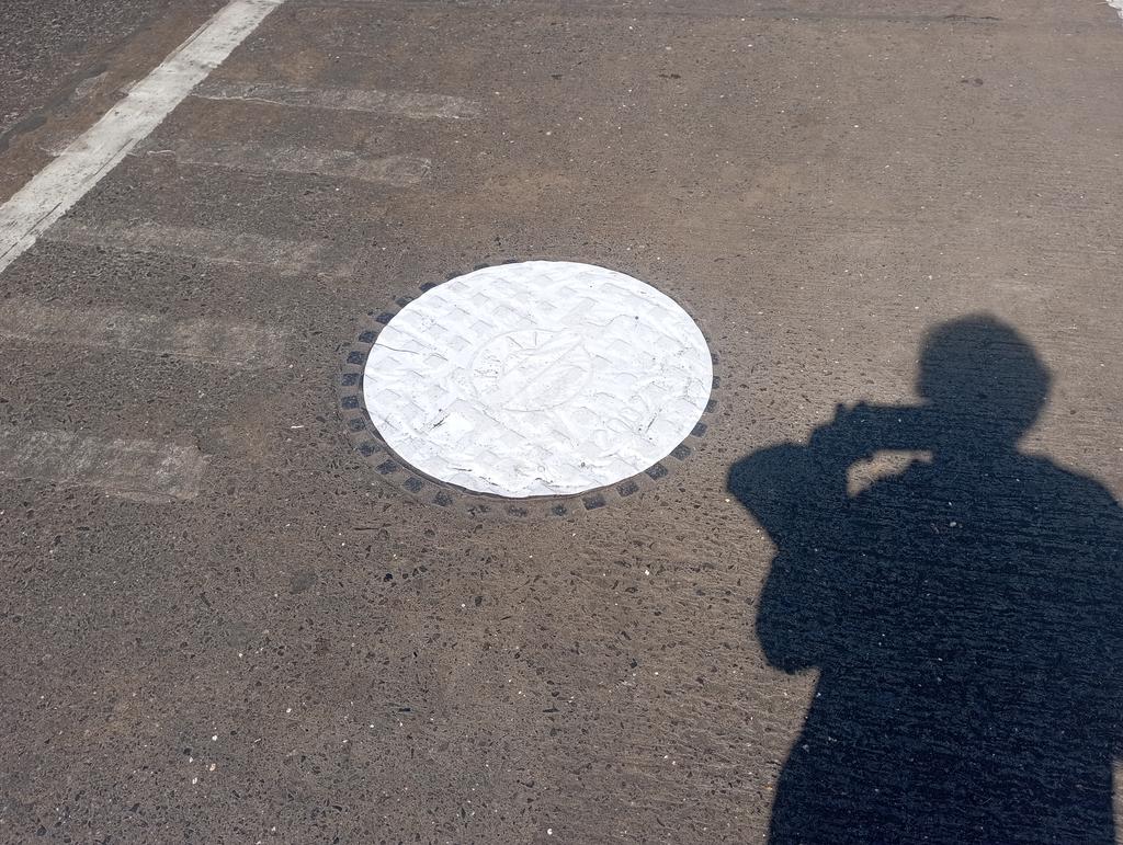 Sweepers spring into action as news of DearLeader's arrival spreads. Manholes painted white on empty roads await the Most Popular PM
#ModiinMumbai