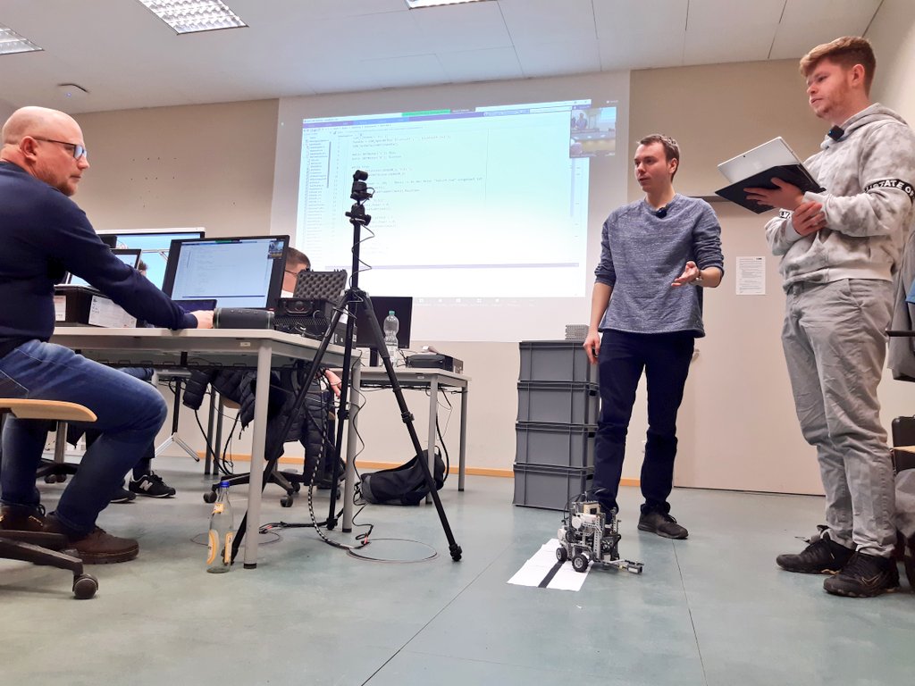 MMagdowski's tweet photo. Impressionen von den gestrigen hybriden Zwischenpräsentationen im #LEGOPraktikum2023 an der @OVGUpresse, in der einige Gruppen statt einer Präsentation direkt eine Live-Demo gezeigt haben.
Außerdem ein kleiner Blick auf unser #Hybridsetup für Remote-Studies & externe Zuschauende. https://t.co/zJOcBxqHGZ