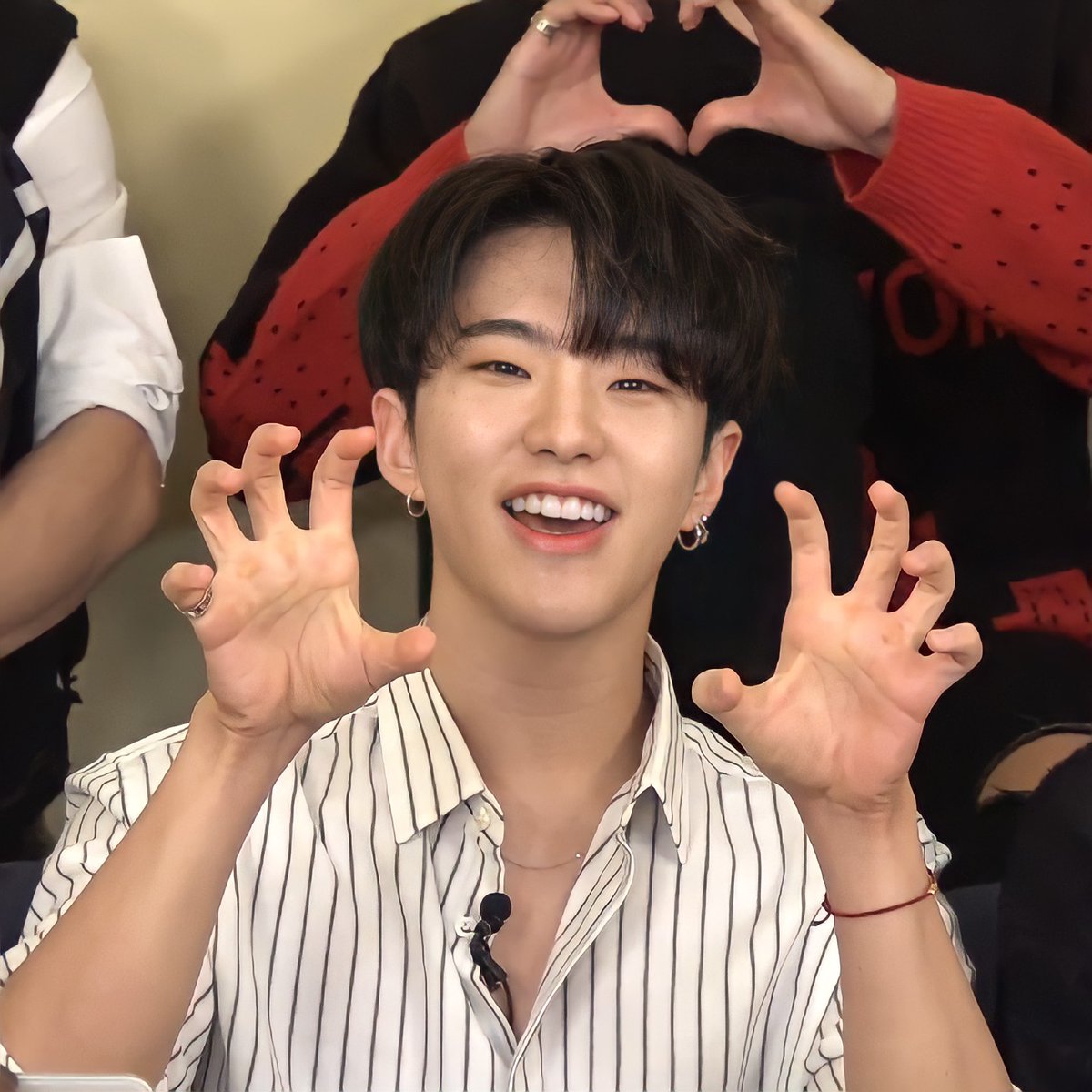hhoshihh's tweet photo. @caratstalk Cakep banget emang kalo black hair tu 😭 https://t.co/3JNkbGhZ9y
