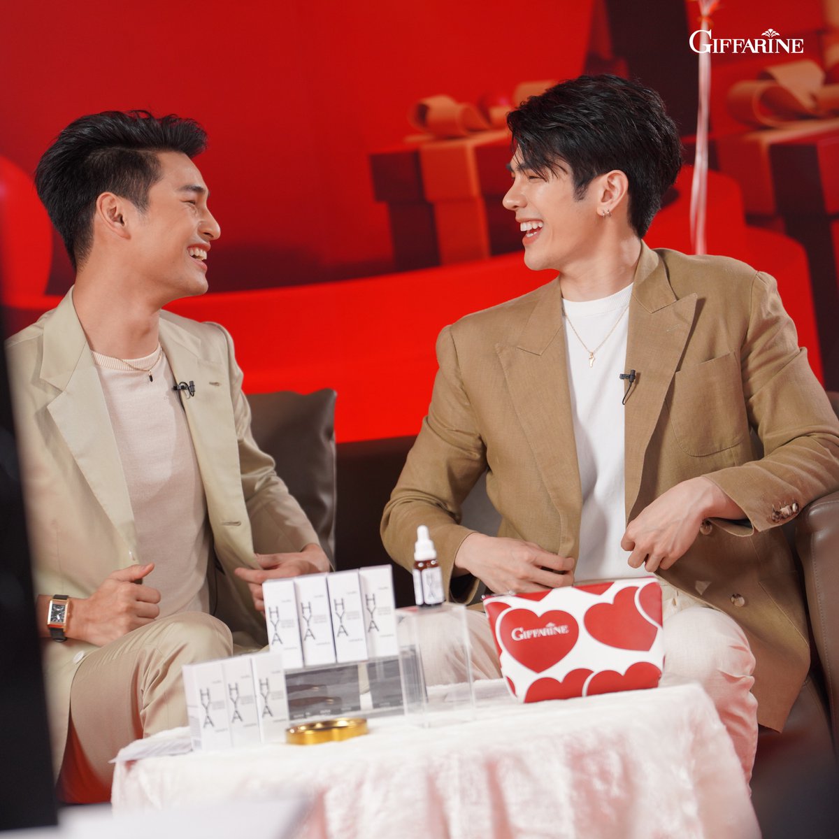 Giffarineoffice's tweet photo. 📸 นำภาพน่ารักๆ ของมาย อาโป จากงาน Live Taobao
 เมื่อวานนี้มาฝากค่าาา 🥰 💖

อย่าลืมดูแลตัวเองให้มีผิวหน้าใส สุขภาพดีแบบ มาย อาโป นะคะ  💕ด้วยความปรารถนาดีจาก
Giffarine HYA Intensive Whitening Pre-Serum ✨

#GiffarineHyaXMileApo #Taobao #giffarinehyapreserum https://t.co/o1hWs6auYH