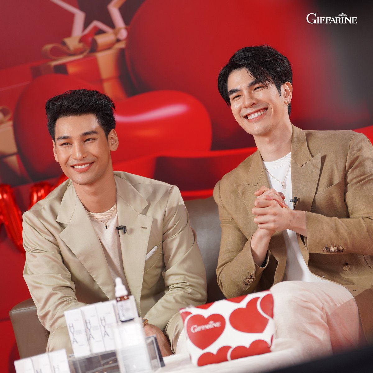 Giffarineoffice's tweet photo. 📸 นำภาพน่ารักๆ ของมาย อาโป จากงาน Live Taobao
 เมื่อวานนี้มาฝากค่าาา 🥰 💖

อย่าลืมดูแลตัวเองให้มีผิวหน้าใส สุขภาพดีแบบ มาย อาโป นะคะ  💕ด้วยความปรารถนาดีจาก
Giffarine HYA Intensive Whitening Pre-Serum ✨

#GiffarineHyaXMileApo #Taobao #giffarinehyapreserum https://t.co/o1hWs6auYH