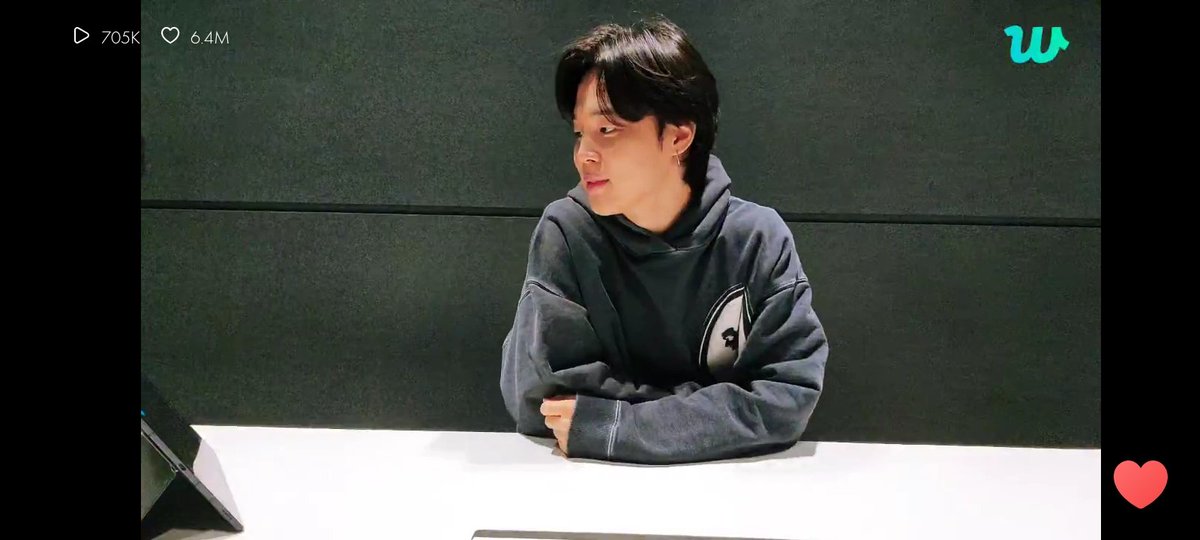 AlphaMiel's tweet photo. Our Jimin is live right now. https://t.co/O2YUZ9K0m0