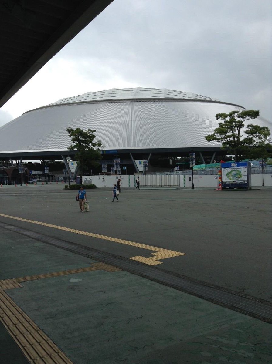 shikazu_koushi's tweet photo. ベルーナドームは埼玉県所沢市にある埼玉西武ライオンズの本拠地球場です！池袋から電車が出ていて、西武球場前駅のすぐ目の前にあります！ドームだけど間に隙間があるので雨が入ってきたり、春先は寒いです❄️EXOのペンミに行く時は暖かくしていくことをお勧めします！ https://t.co/q09uYDQQZz