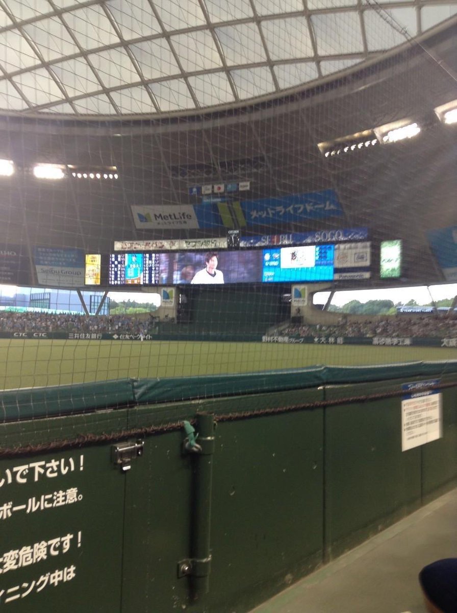 shikazu_koushi's tweet photo. ベルーナドームは埼玉県所沢市にある埼玉西武ライオンズの本拠地球場です！池袋から電車が出ていて、西武球場前駅のすぐ目の前にあります！ドームだけど間に隙間があるので雨が入ってきたり、春先は寒いです❄️EXOのペンミに行く時は暖かくしていくことをお勧めします！ https://t.co/q09uYDQQZz