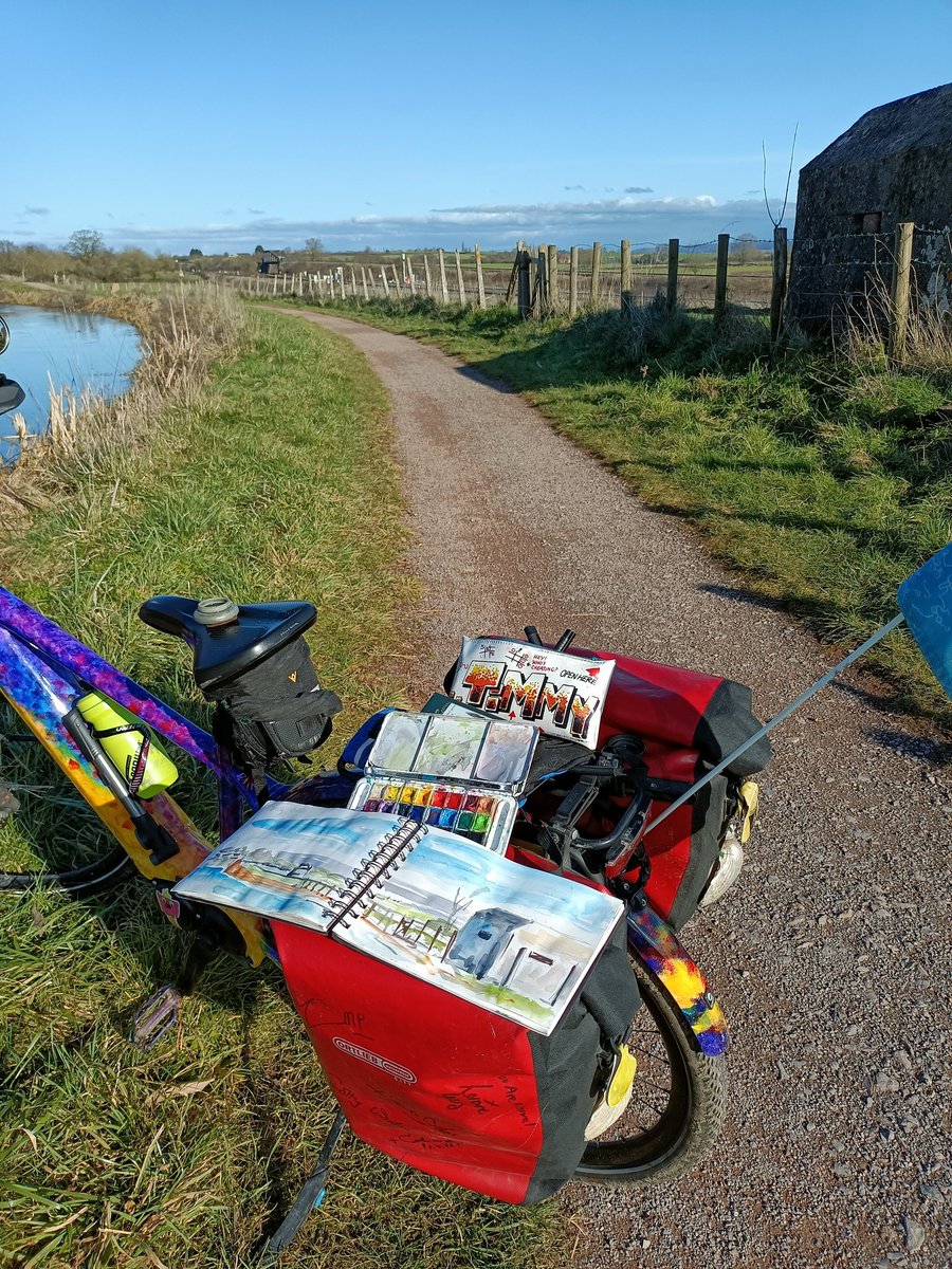 TimmyMallett's tweet photo. The winter sun along the canal reveals historic features
#roundbritain #thecyclingartist https://t.co/byEk9oOXyT
