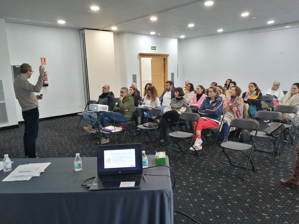AndaluciaRELAS's tweet photo. #SaludPúblicaAndalucía
#LaLineaRELAS
Daniel J. López, psicólogo de la Delegación T. de Salud y Consumo en Cádiz de la @saludand experto en prevención del suicidio, forma a profesionales del @Ayto_LaLinea en el proyecto europeo Implemental y el #PlanlocaldeSalud
@VidaSaludAnd https://t.co/kqIvtvobkp