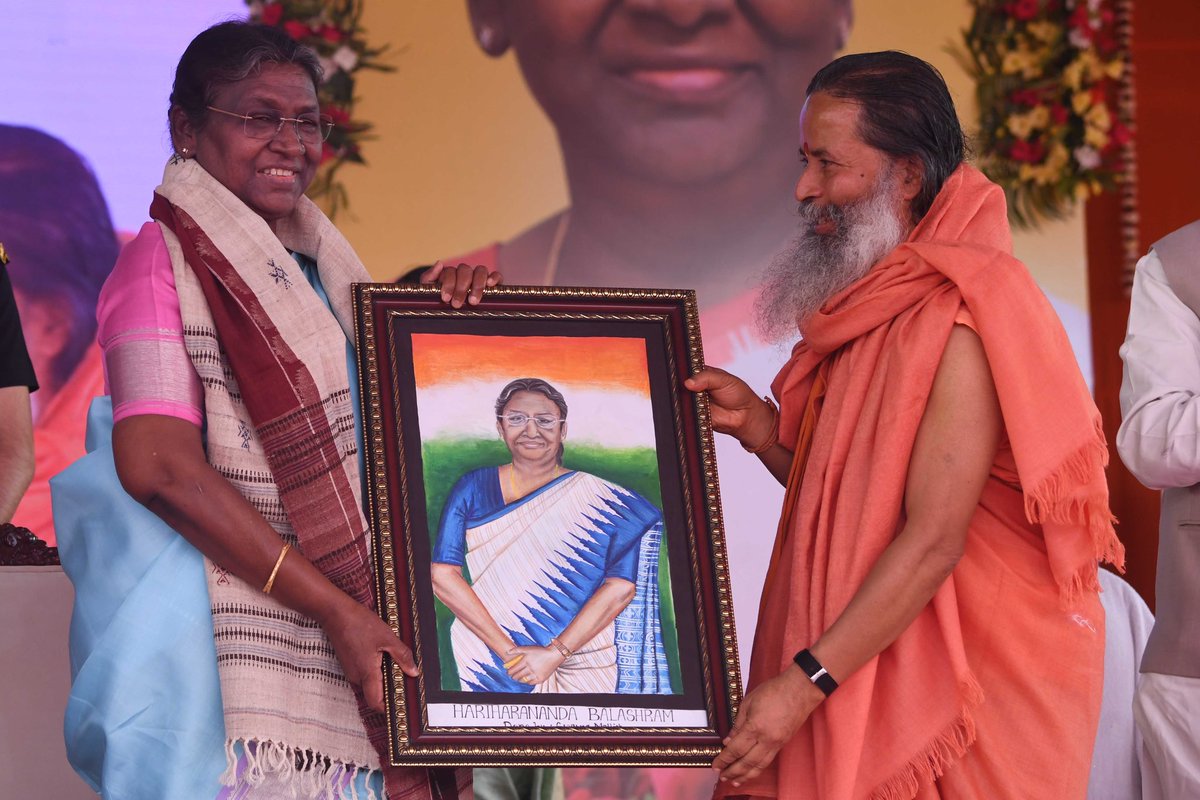 rashtrapatibhvn's tweet photo. President Droupadi Murmu addressed the Foundation Day Celebration of Jnanaprabha Mission at Bhubaneswar today. https://t.co/wLe6pcnbkU https://t.co/CBUwTILOL8
