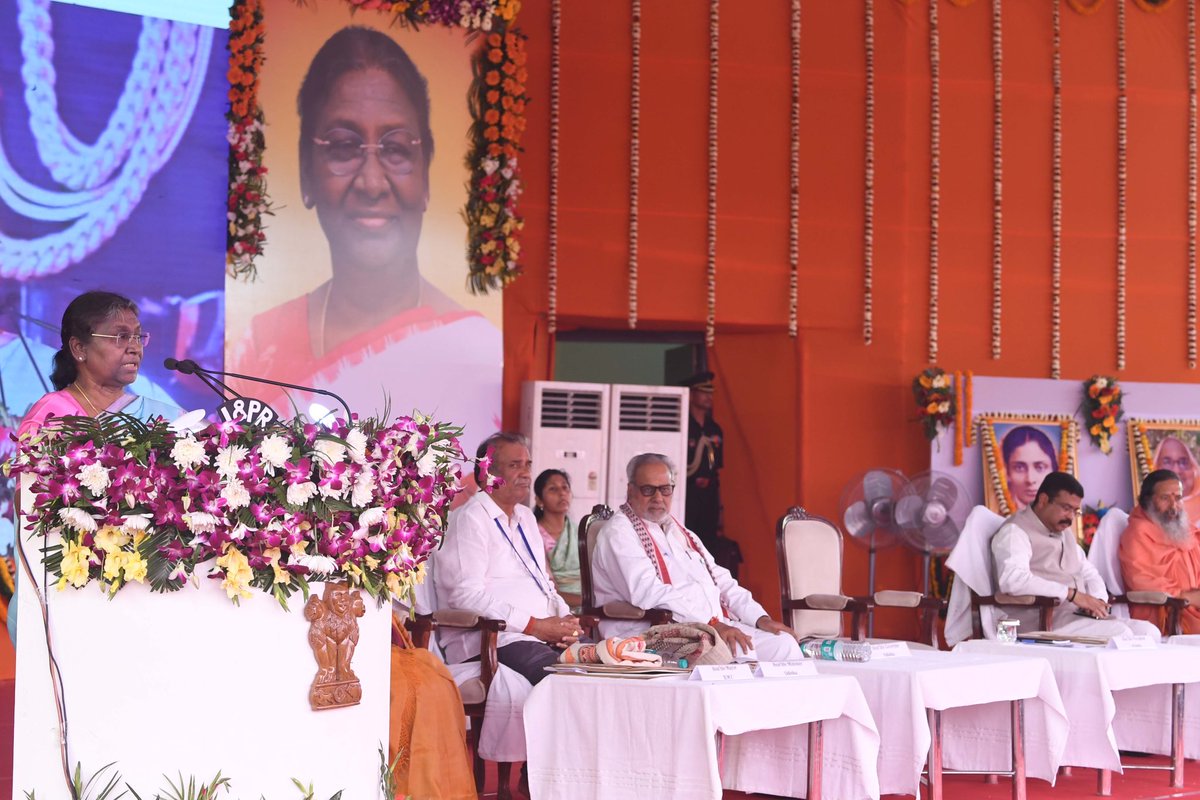 rashtrapatibhvn's tweet photo. President Droupadi Murmu addressed the Foundation Day Celebration of Jnanaprabha Mission at Bhubaneswar today. https://t.co/wLe6pcnbkU https://t.co/CBUwTILOL8