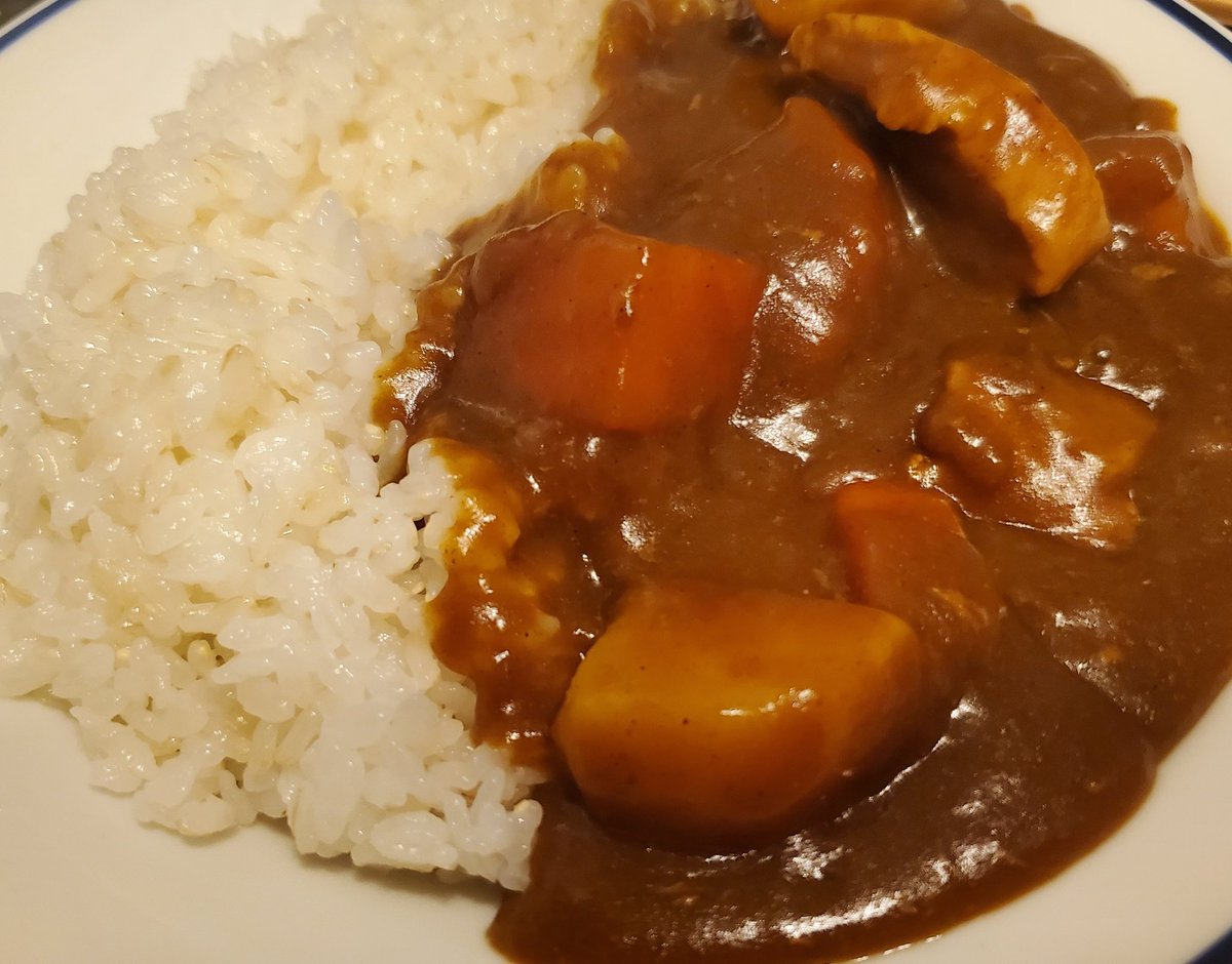 「雪の金曜日。冷える夜には、カレーが効く。 」|町田メガネ@C101お疲れ様のイラスト