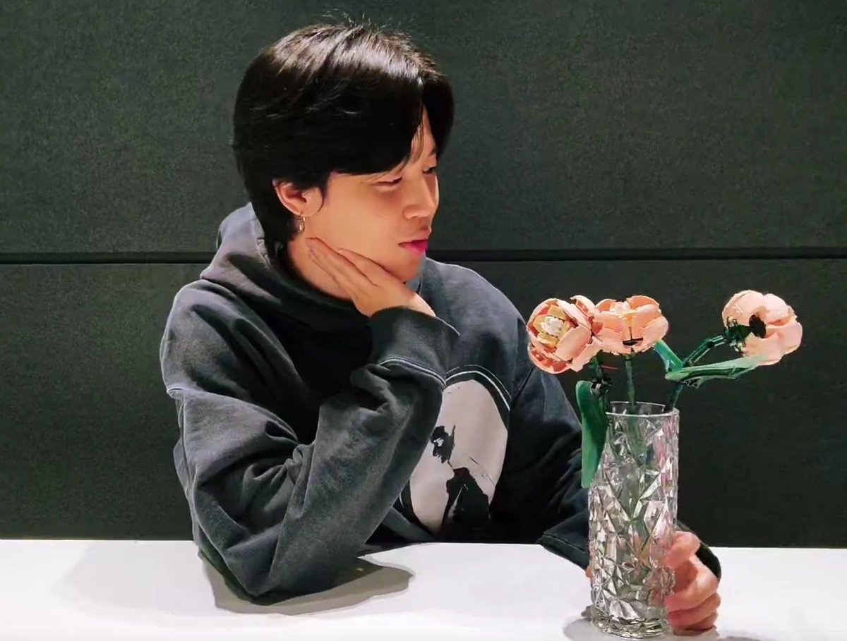 tnjoon's tweet photo. Jimin on live.
Mochi come home.💜
#BTSJIMIN 
#BANGTAN 
#BTSArmy https://t.co/SwdyvuGwjP