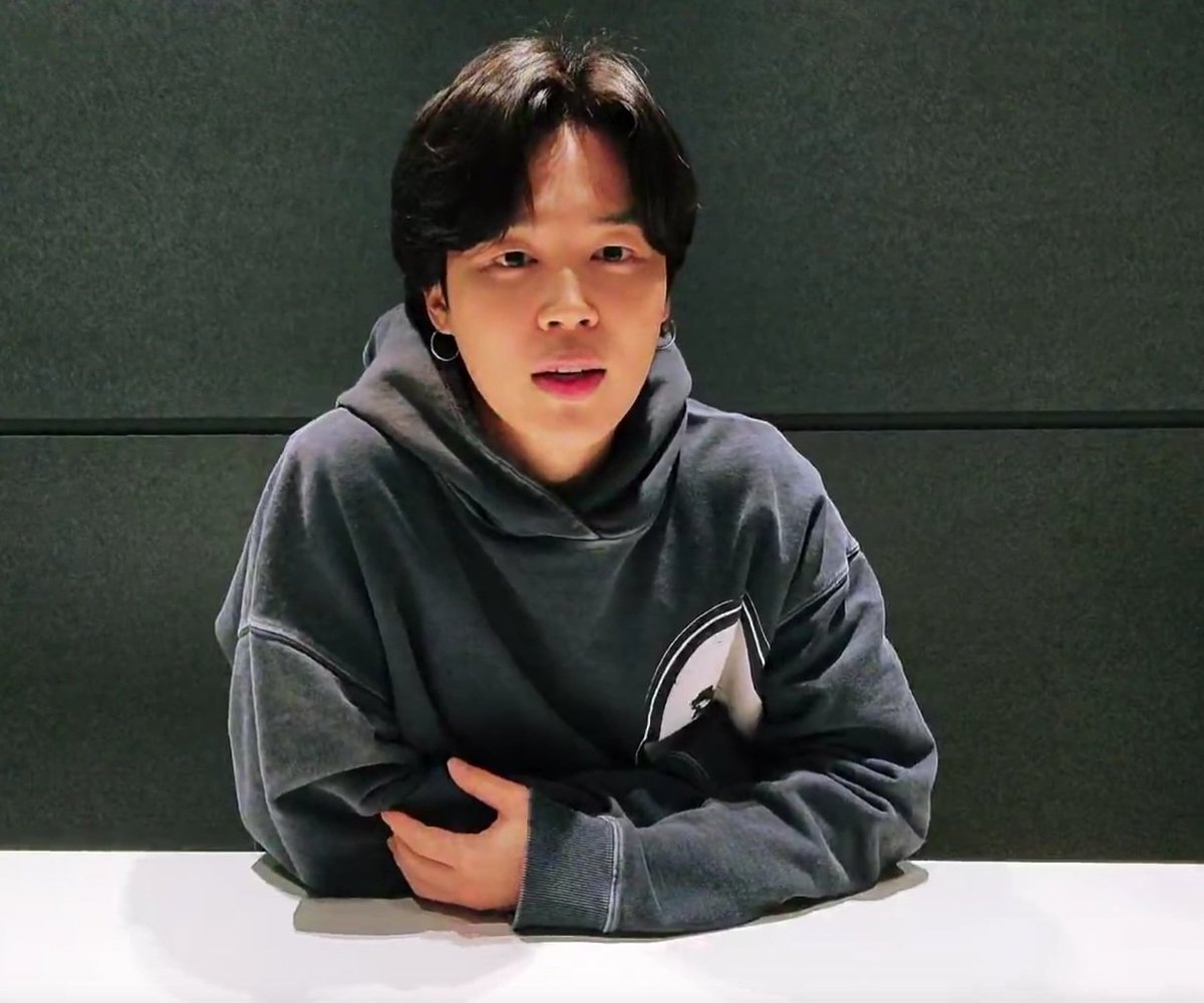 tnjoon's tweet photo. Jimin on live.
Mochi come home.💜
#BTSJIMIN 
#BANGTAN 
#BTSArmy https://t.co/SwdyvuGwjP
