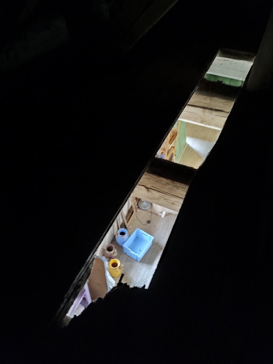 En vadrouille dans les #greniers de la #ferme pour réparer des câbles... Attention aux trous dans le plancher 😅