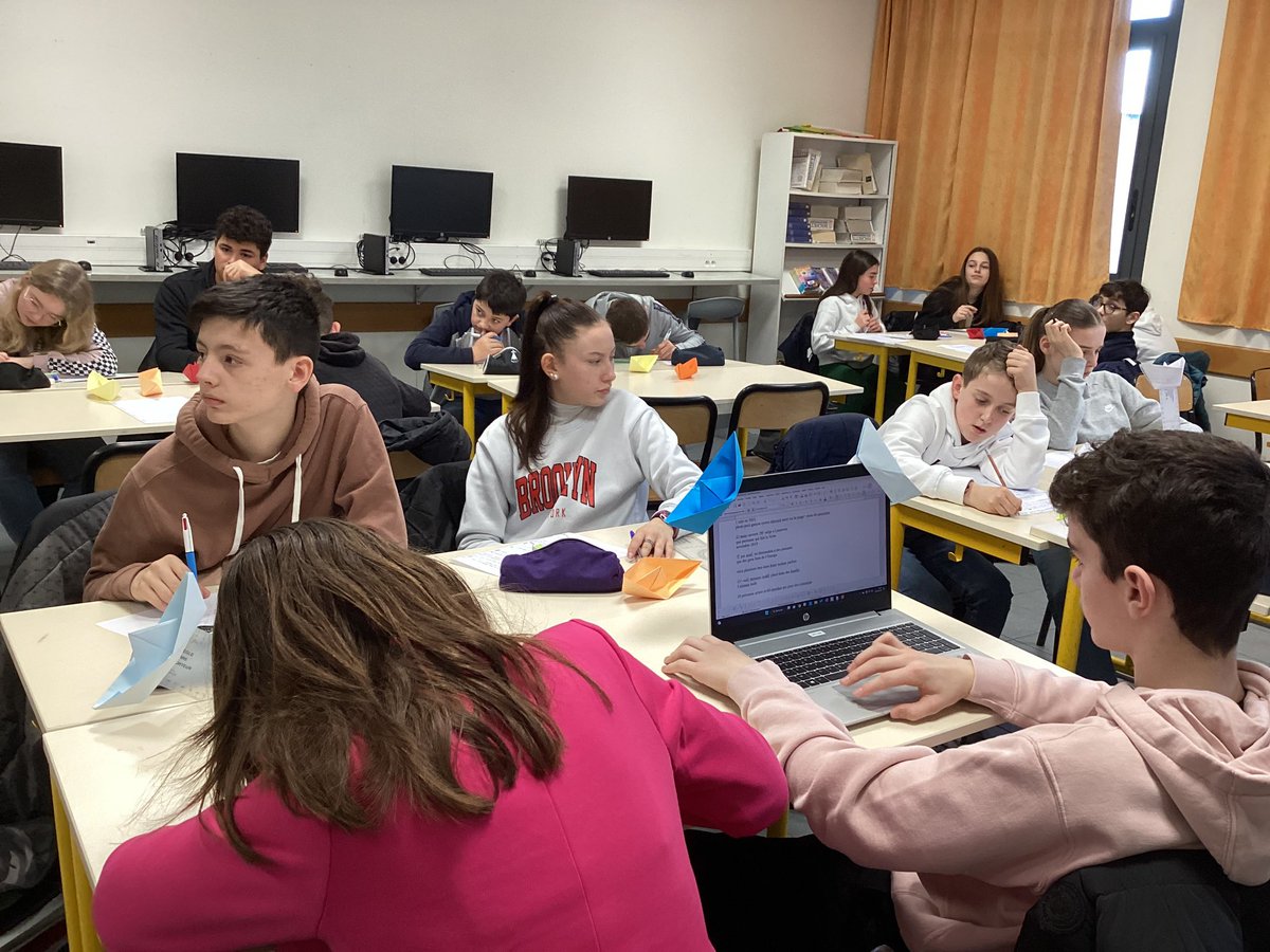 Les 4A et les 4B ont rencontré les membres de Solidarité Côte des Légendes et Mains ouvertes 29 afin de comprendre le parcours et l’accueil des migrants sur le sol français. Ils vont ensuite réaliser des articles pour participer à un concours organisé par le CLEMI.#SFND #Lesneven