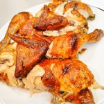 Image for the Tweet beginning: 中学生のころからずっと気になってた大須商店街の鶏の丸焼き！！🐔もっと早く食べればよかった！かなり柔らかくてケンチキより美味しくてヘルシーでした✨
1匹1980円、二人で分けてお腹いっぱいき😆ビールがめっちゃ進むやつ〜
#ABCスペース 行ったときにぜひ！

 