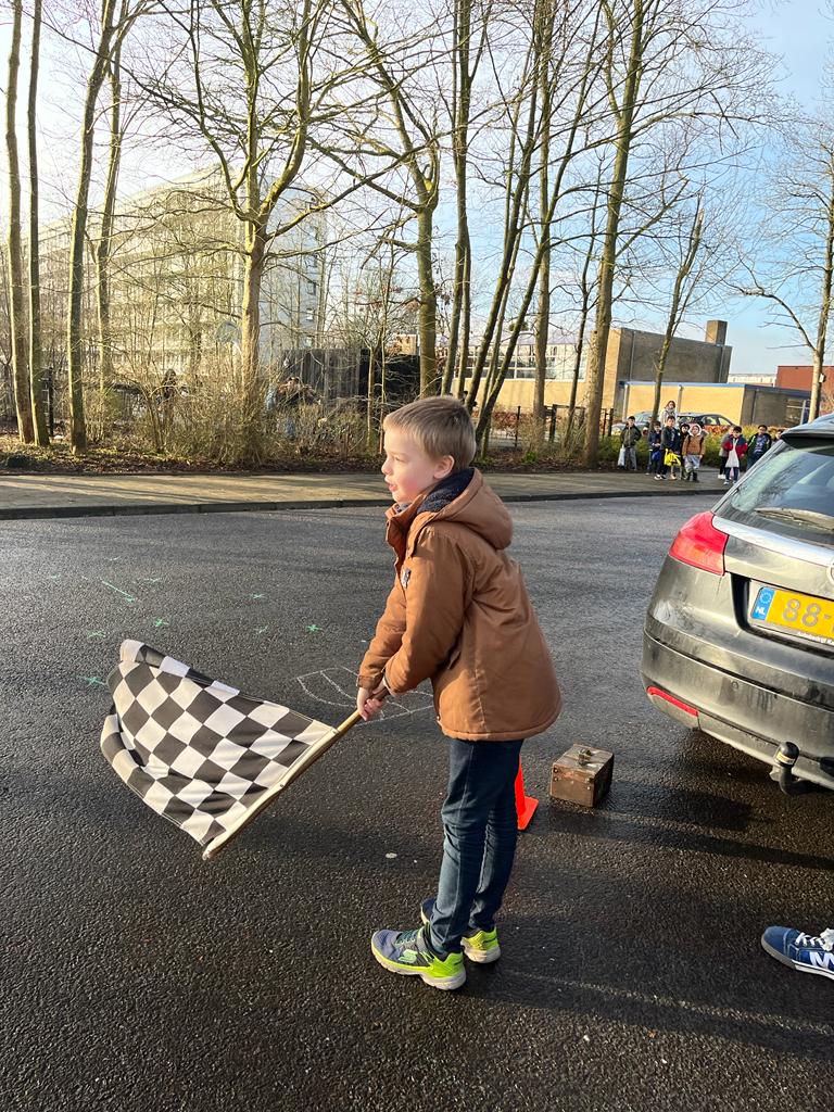 Vandaag de ANWB op bezoek met het programma "Streetwise". Fietsen-omkijken-hand uitsteken...allemaal tegelijk! Reuze moeilijk. Maar ook inschatten van de snelheid en remkracht van een auto. Mooi hoor. Dank ANWB en vrijwilligers!