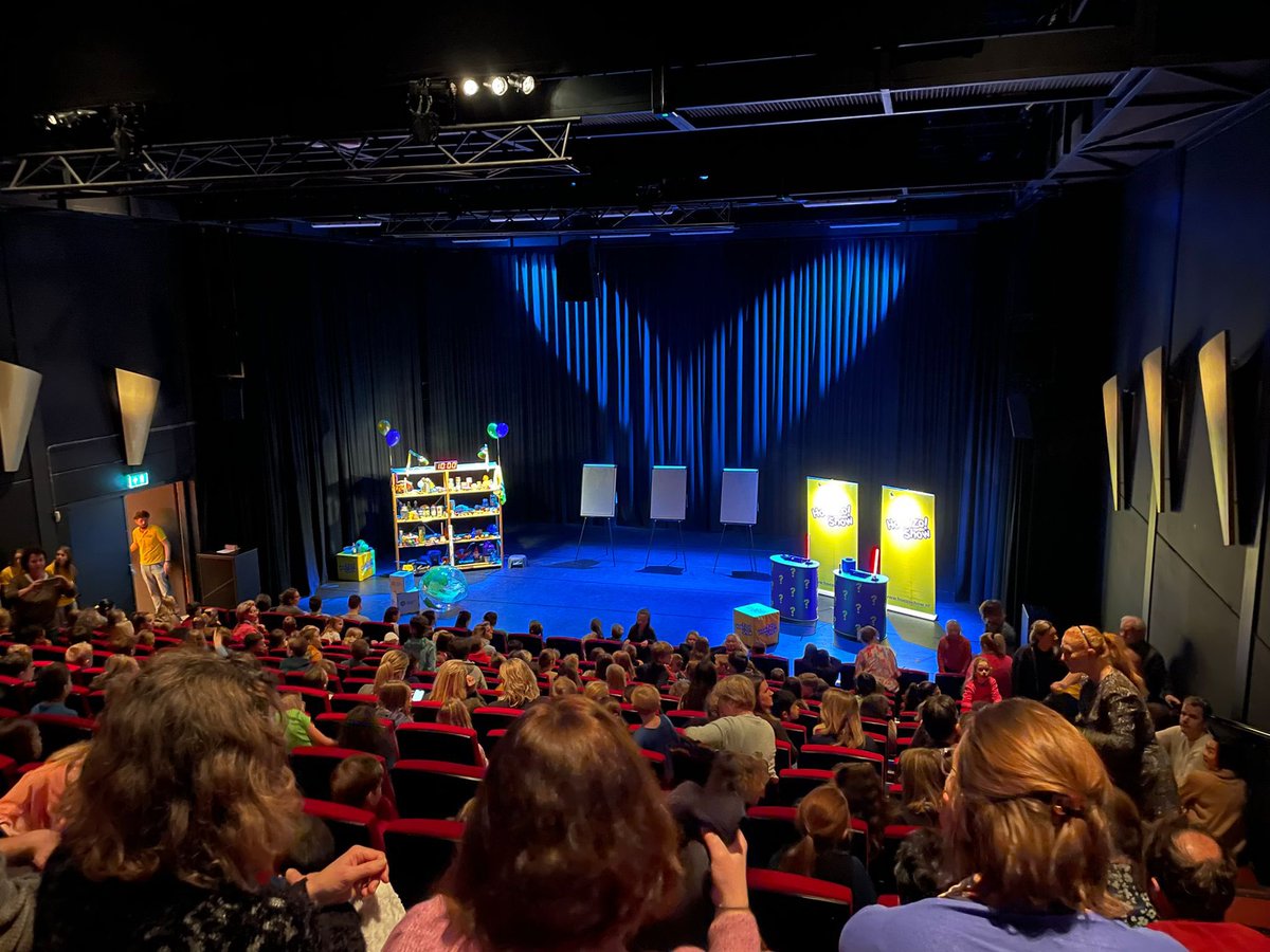 Barbara_Braams's tweet photo. Volle zaal voor de start van de eerste Hoe?Zo! Show van dit seizoen in Theater Castellum in Alpen a/d Rijn! https://t.co/PFPS8osnG3
