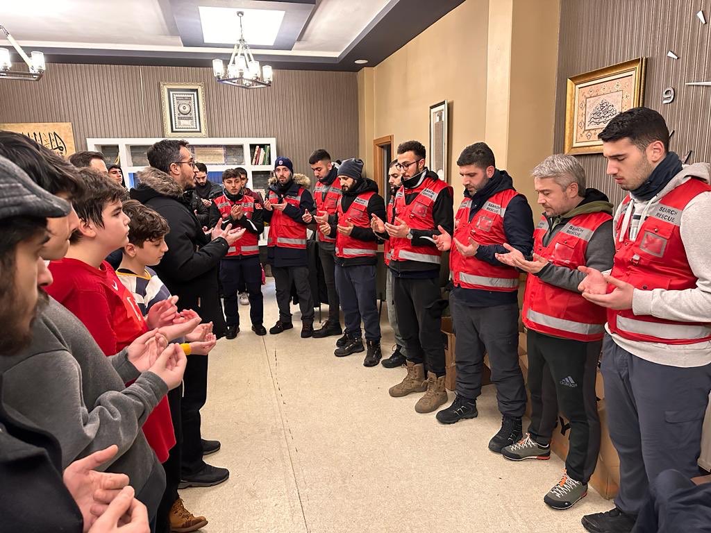 #Deprem arama kurtarma ekibimiz Kahramanmaraş merkezde çalışma yapmaktadır. Rabbimizden insanların kurtuluşlarına vesile olmalarını niyaz ederiz.