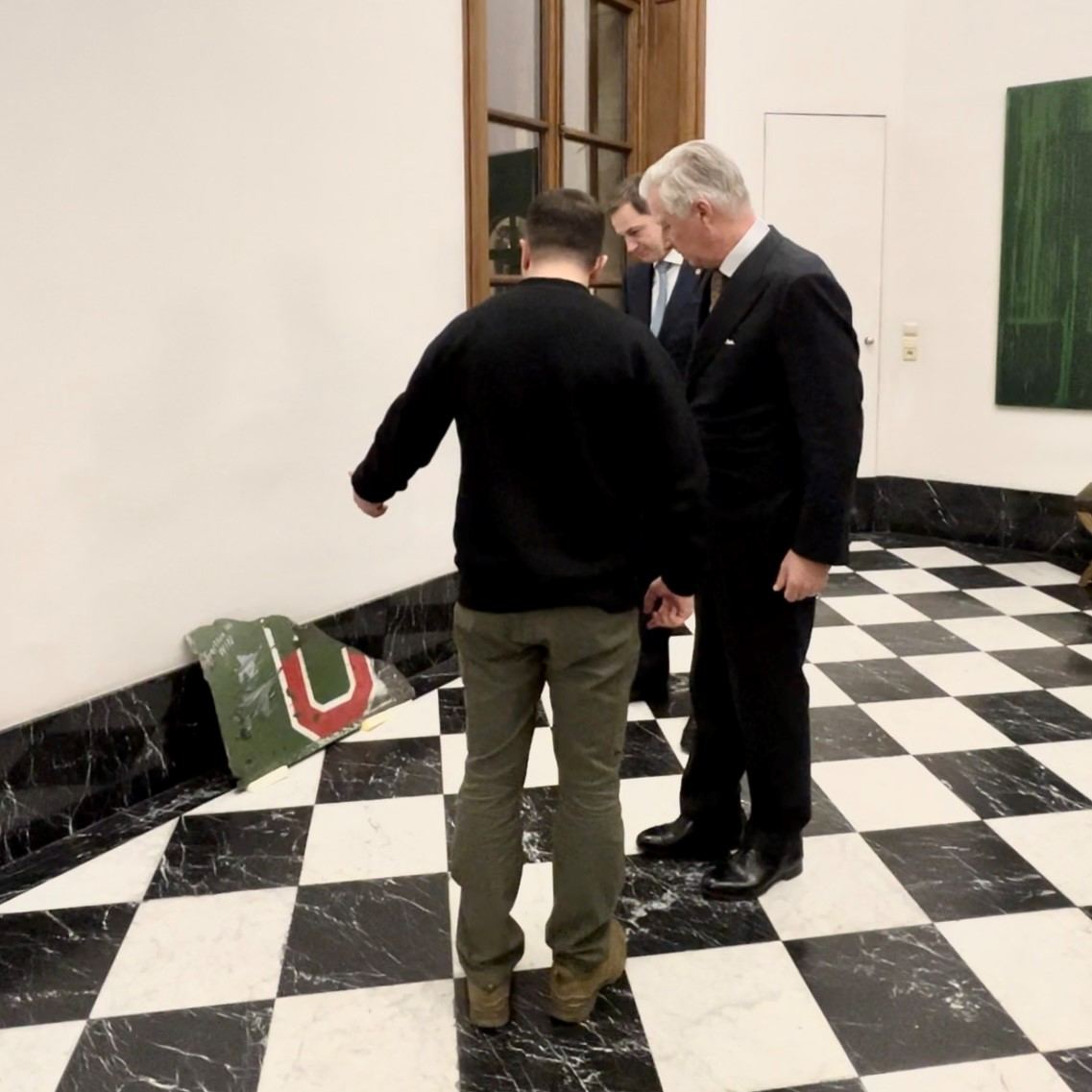 GYI_ua's tweet photo. 🇺🇦🇧🇪 Zelenskyy handed over to the King of Belgium a fragment of the downed ruzzian Su-25 aircraft

#Ukraine #UkraineWillWin #Ukraina #Ucrania #War #news #RussiaIsATerroristState #RussiaUkraineWar #Russia #RussianLosses #RussiaIsANaziState #Belgium https://t.co/yFc4X0wGLD