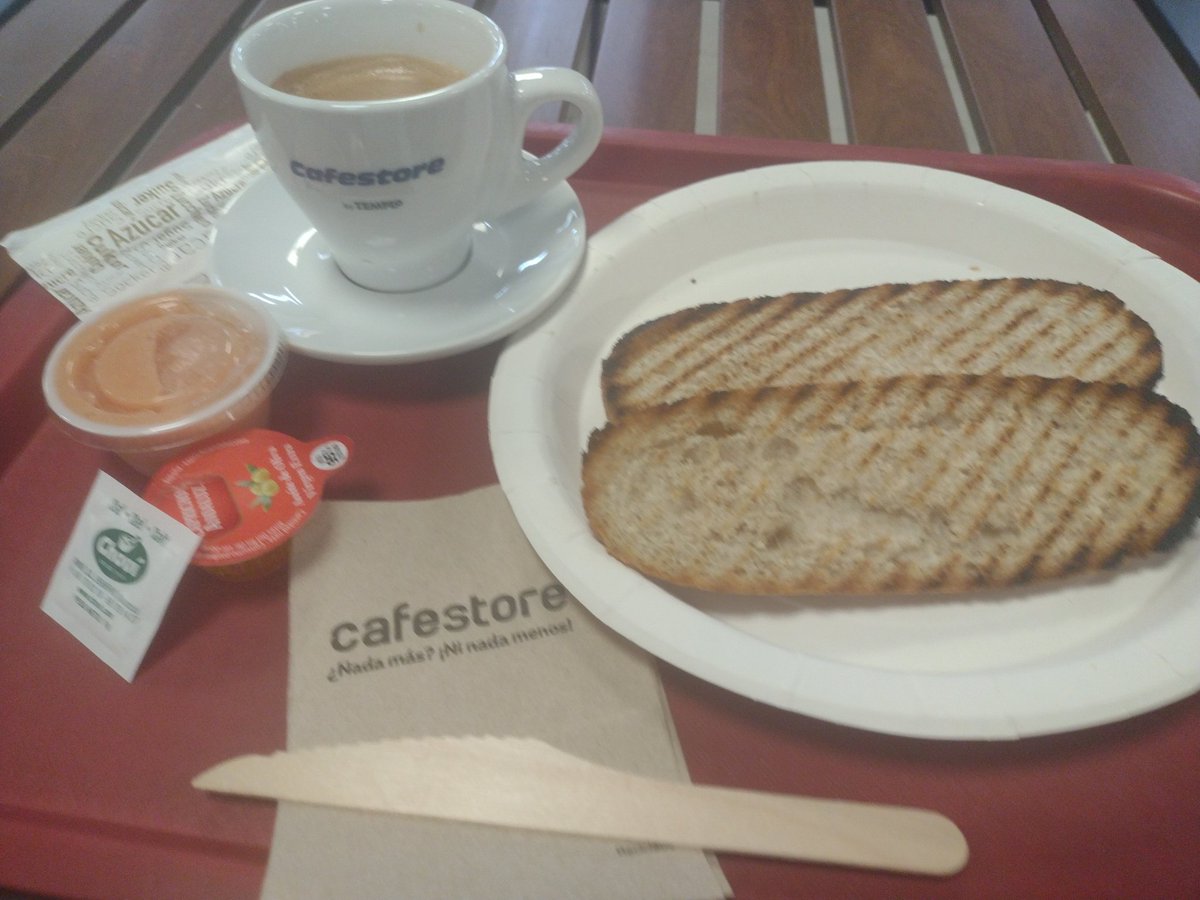 VecinaMaja's tweet photo. Hoy, #Desayunando en #Cafestore en el intercambiador de moncloa https://t.co/c5qdbJFA0i