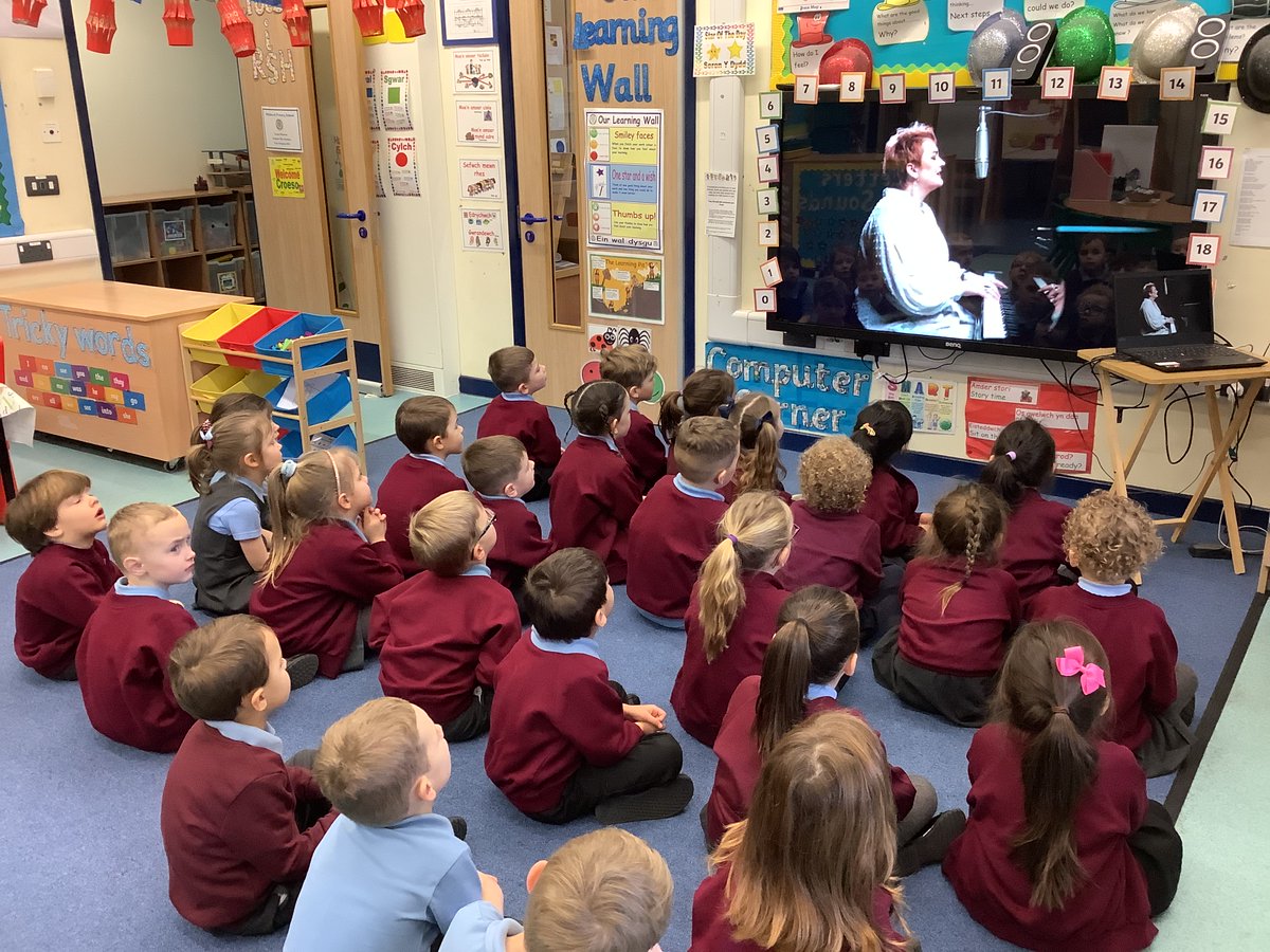 whitchurchprm's tweet photo. RSH listened to Seren a Sbarc this morning and joined in with the singing and dancing. We also listened to Bronwen Lewis who we all agreed is a gwych Welsh singer! #WPSRec #DyddMiwsigCymru https://t.co/WbofRSjrBF