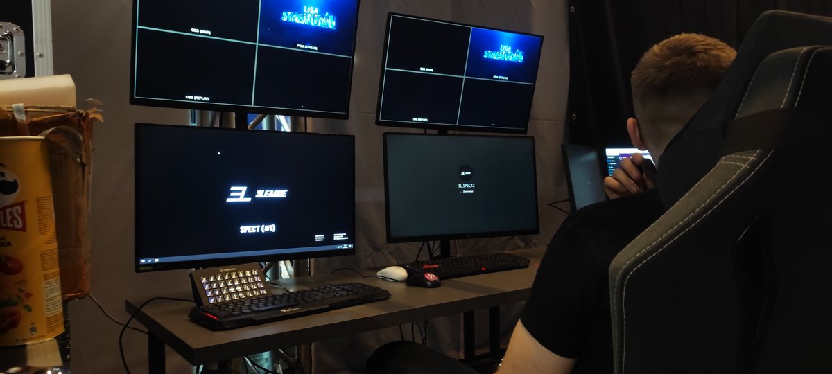 Centrum zarządzania światem już rozstawione. Wpadajcie zbić pionę na stoisko NTT 😎👊