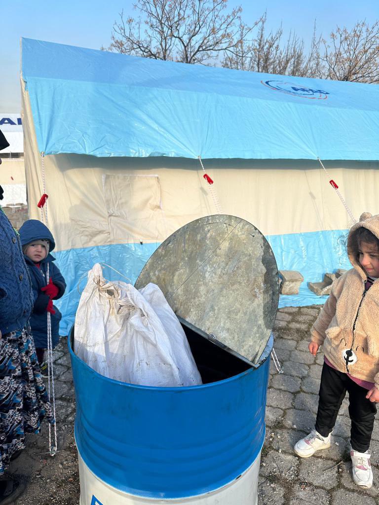 ankara_cevirme's tweet photo. Ankara’da varilleri sobaya dönüştüren bir firmanın deprem bölgesine yolladığı sobalar depremzedelere ve kurtarma ekiplerine ulaştı.Şu an en önemli ihtiyaçlardan birisi ısınma.Benzeri işi yapan firmalar var ise ve atıl vaziyette varilleri mevcut ise aynı şekilde imal edebilirler https://t.co/XWCINbKT9x