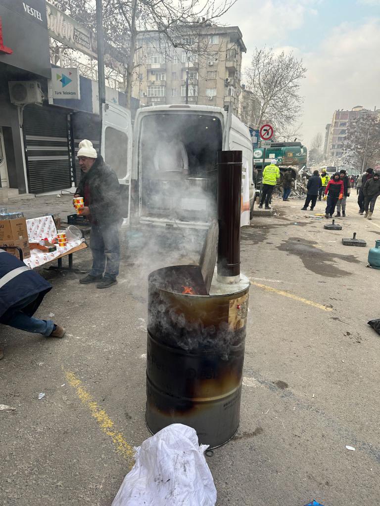 ankara_cevirme's tweet photo. Ankara’da varilleri sobaya dönüştüren bir firmanın deprem bölgesine yolladığı sobalar depremzedelere ve kurtarma ekiplerine ulaştı.Şu an en önemli ihtiyaçlardan birisi ısınma.Benzeri işi yapan firmalar var ise ve atıl vaziyette varilleri mevcut ise aynı şekilde imal edebilirler https://t.co/XWCINbKT9x