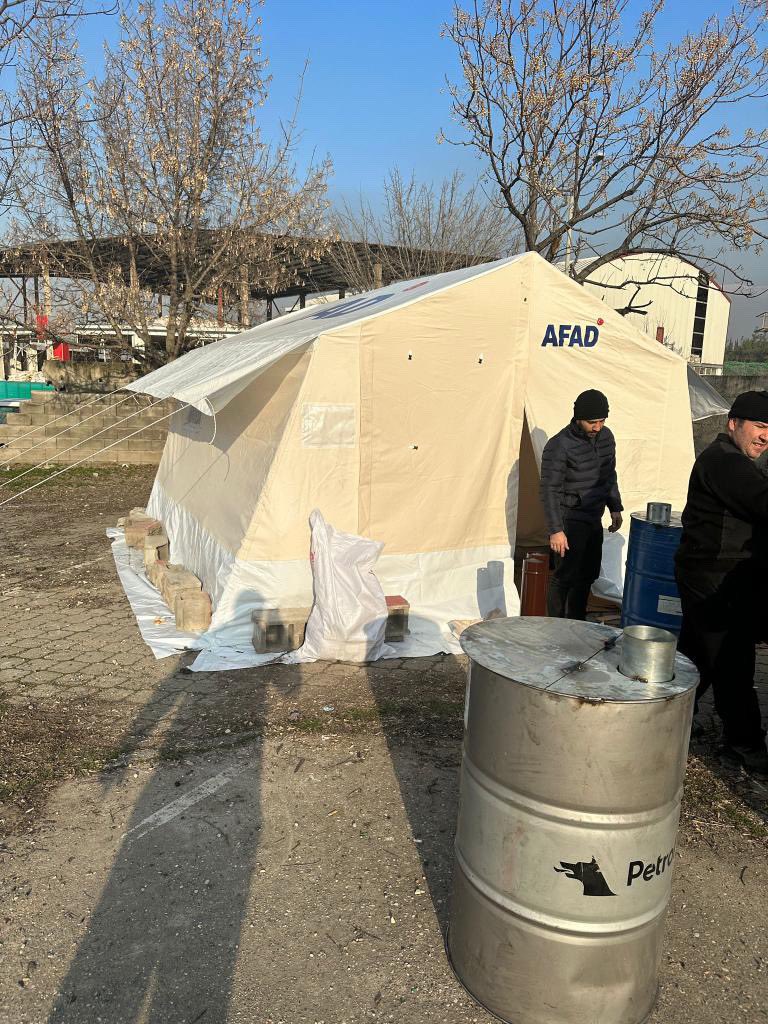 ankara_cevirme's tweet photo. Ankara’da varilleri sobaya dönüştüren bir firmanın deprem bölgesine yolladığı sobalar depremzedelere ve kurtarma ekiplerine ulaştı.Şu an en önemli ihtiyaçlardan birisi ısınma.Benzeri işi yapan firmalar var ise ve atıl vaziyette varilleri mevcut ise aynı şekilde imal edebilirler https://t.co/XWCINbKT9x