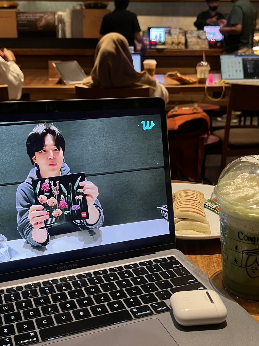 seokjinjuseyyo's tweet image. logo weverse itu ada untuk menyadarkanku kalau ini bukan lagi video call #alhamdulillah #sadar #diri