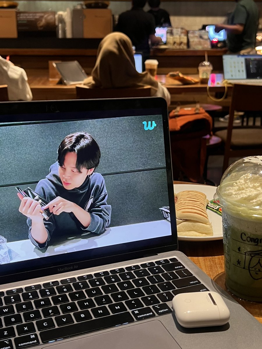 seokjinjuseyyo's tweet image. logo weverse itu ada untuk menyadarkanku kalau ini bukan lagi video call #alhamdulillah #sadar #diri