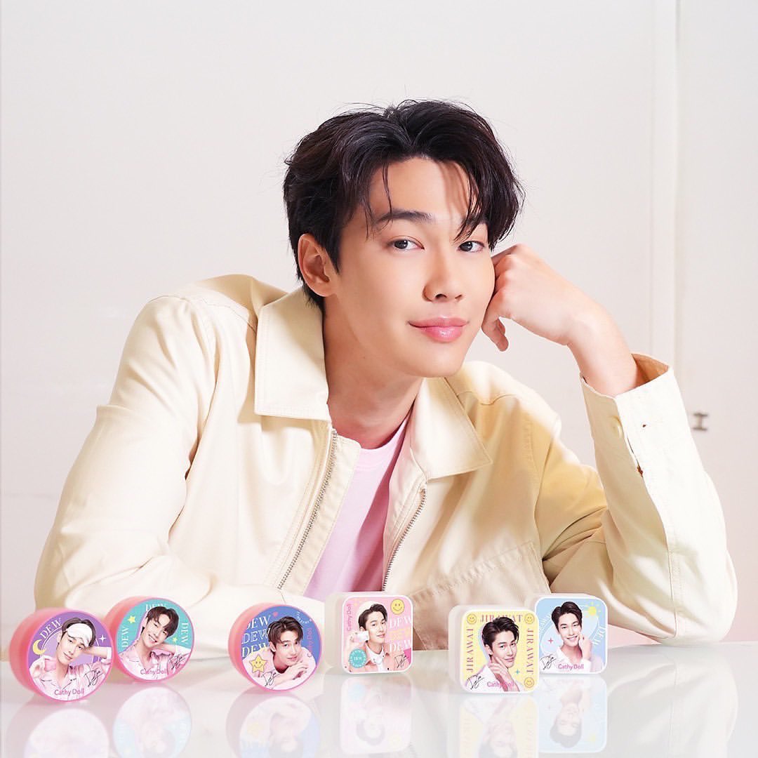 Dewjsu_club's tweet photo. IG @dew_jsu Update

โค้งสุดท้ายแล้ววว รับดิวกลับบ้านด้วยคนนะครับ กับ Bright Up Exclusive Set DEW JIRAWAT 💖

Like &amp; Comment 
📍 https://t.co/fLfqBQ37LM

#dew_jsu 
#BrightUpExclusiveSetDewJirawat https://t.co/AqlpqZjVIH