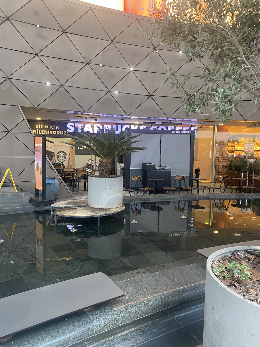 Normalde bu saatte kuyruk olan Kanyon Sturbucks şuan bomboş

İnşallah en kısa sürede defolup gidersiniz ülkemizden