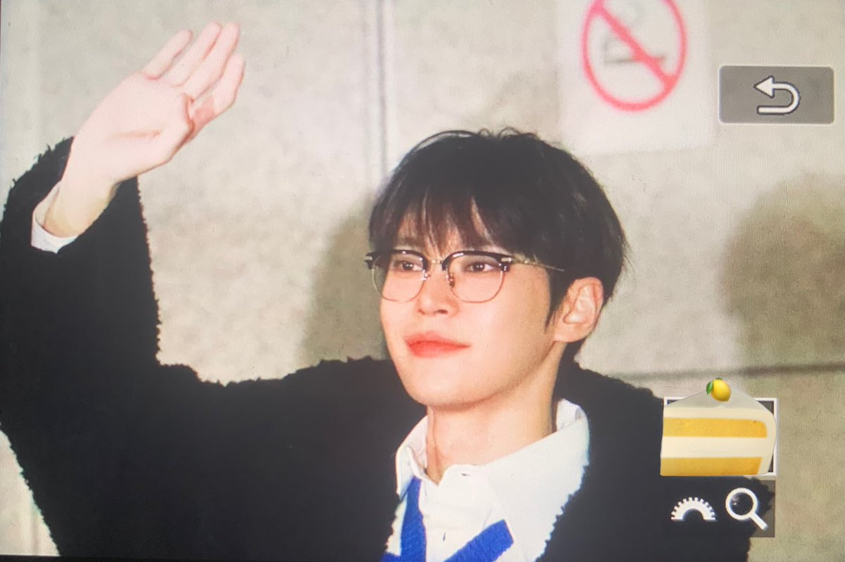 lemonNbrownie's tweet photo. 230210 
뮤직뱅크 퇴근

#도영 #DOYOUNG #NCT #NCT127 https://t.co/hGCUZE76Bs