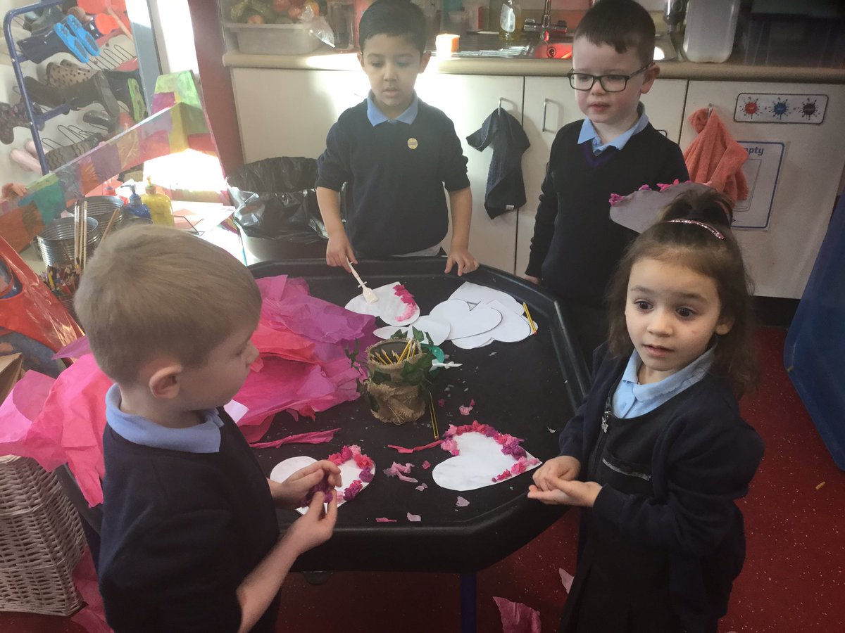 AHMrsMoore's tweet image. Look at our beautiful valentines hearts ♥️ 🥰 #finemotordevelopment #expressivearts @AcreHall