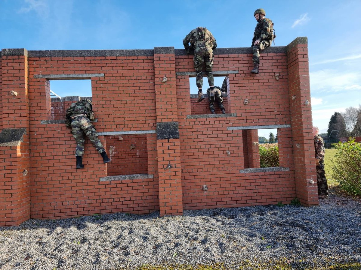 6_Inf_Bn's tweet photo. Infantry soldiers are robust and resilient. Members of 6 Inf Bn exercising on the obstacle course in the DFTC. https://t.co/Ow37Iz8sxc