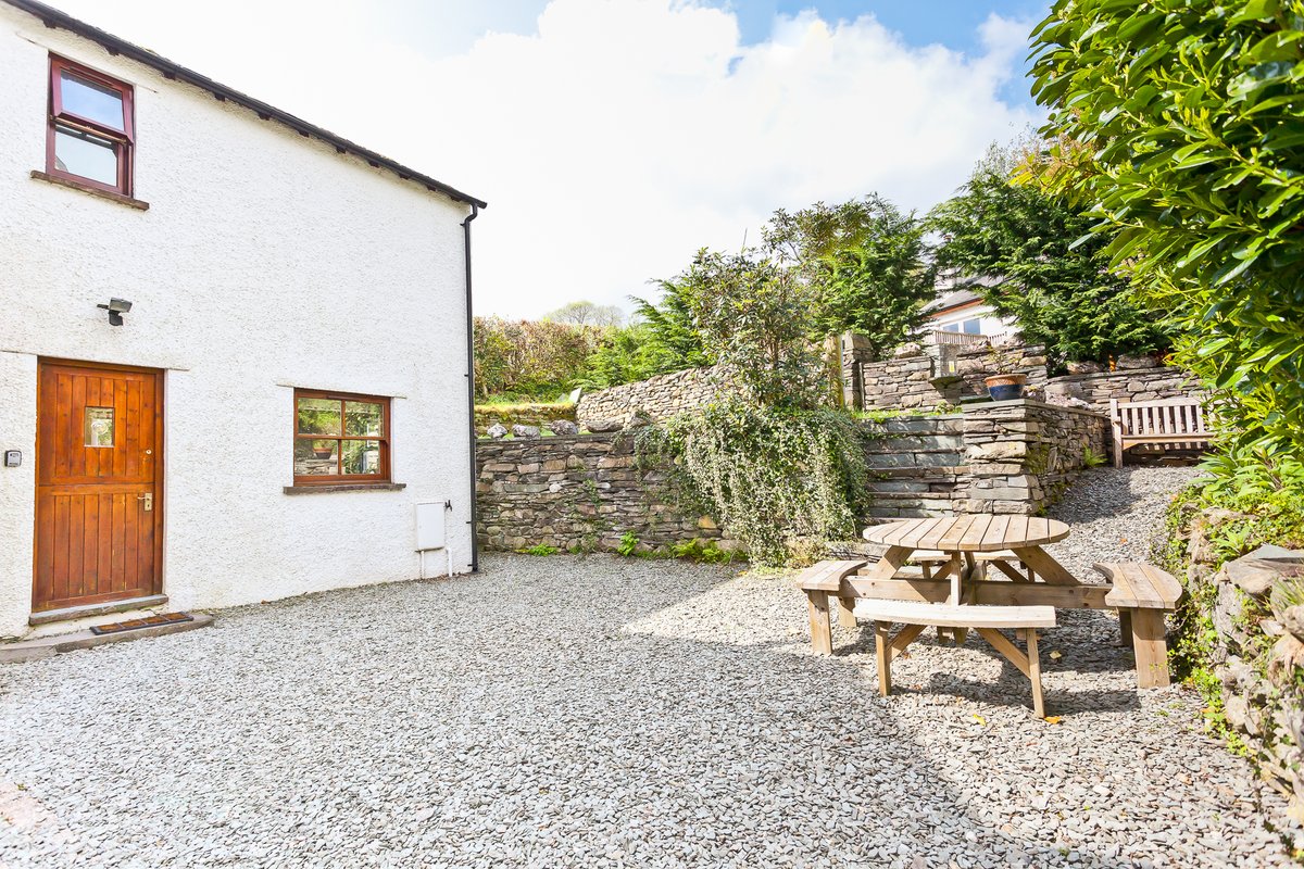 ⭐ Deal of the Day - Beckside Cottage, Coniston ⭐

February Half Term Breaks from only £435

🛏️ Sleeps 8 across 4 bedrooms
🔥 Log burner
🥾 Mountain and lakeside walks from the door
🍺 Great pubs within walking distance
🐶 Pet friendly

Click to book 👇
coppermines.co.uk/accommodation/…