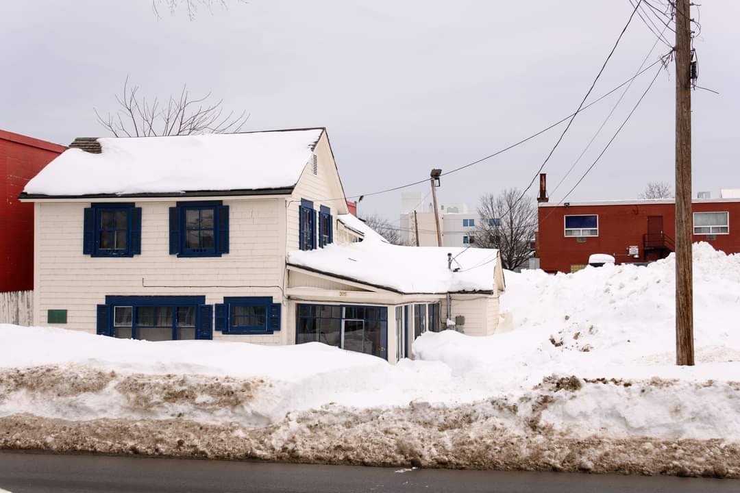 Jeandron's tweet photo. @infoamfred Will the City be taking meaningful steps to preserve Mary Grannan's house on Brunswick St? Also a Provincial Heritage Place, it is labelled as Significant Heritage by the City?
Winter pic from 2017, summer 2021 showing missing plaque.
1/2 https://t.co/uTeNgWE4bX