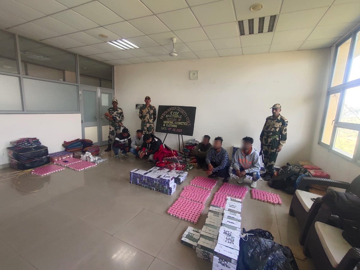 Border Security Force deployed on India - Bangladesh border has seized Drugs, BD Taka and various electronics items with 06 smugglers.

#AlertBSF #वरुणगांधी_NewBook #BSF_FoiledSmuggling
#IndoBangladeshBorder