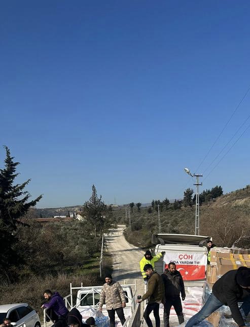 Hayırlı Cumalar ÇÖH!

Kazasız belasız #deprem bölgesine aracımız ulaştı çok şükür!

Yardımlarımız öncesinde belirlemiş olduğumuz konumlara ,bölgede bulunan arkadaşlarımızın da yardımıyla, kamyonetlerle ihtiyaç sahiplerine ulaştırıldı!🙏🙏

#hatayiskenderun #depremsondakika