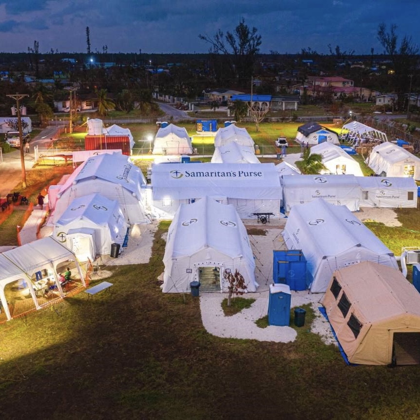 ilkumutder's tweet photo. Amerikan yardım kuruluşu Samaritan’s Purse, İlk Umut Derneği’nin aracılığıyla 52 yataklı sahra hastanesi ile onlarca teknik ekipman, yardım malzemesi ve sağlık personelini bugün (10.02.2023) akşam 21.00’da Adana’ya indirecek. https://t.co/hxjKibDFgt
