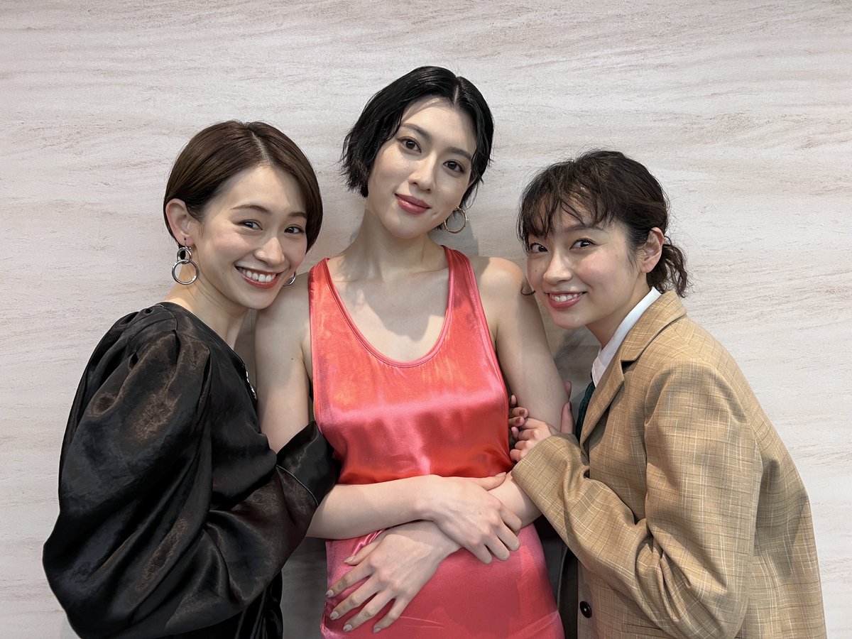 SP_HANDSOME_W's tweet photo. 情報解禁日に会社でまたまた会った #愛希れいか #三吉彩花 #清水くるみ を激写📸⚡️

社内で3人が揃うのは激レアです…👀

3人が歌う「MIMOSA SKY」と、「Starting Now〜新しい私へ」をお楽しみに！

#ハンサムウーマン https://t.co/Gcv0uyQqyC