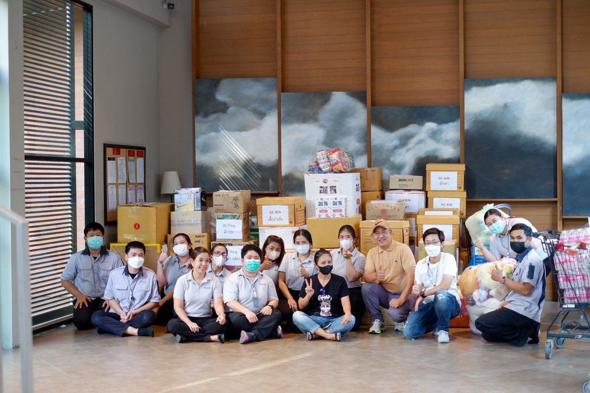 TeeDejsak's tweet photo. เตรียมพร้อมส่งมอบของบริจาค"ปันสุขเพื่อน้อง ศูนย์เด็กเล็กวัดศรีอุ่นเมือง ธารน้ำใจจากลูกบ้านกว่า 300 โครงการที่ร่วมกันบริจาคสมทบทุนในกิจกรรม #PlusRunFunLove2 มาอย่างมามาย แล้วพบกับกิจกรรมแบบจัดเต็มในวันที่ 12 และ13 กุมภาพันธ์ นี้ครับ https://t.co/eSVVq2DkGg