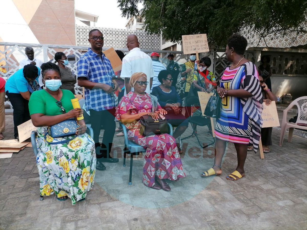 TheGhanaWeb's tweet photo. Some pensioner bondholders picket at the finance ministry over their locked-up pension funds on their fifth consecutive day.
#ghanaweb #ghanawebreporter #pensioneers #pensionfunds #ghtrends https://t.co/wIPV6OjKVK
