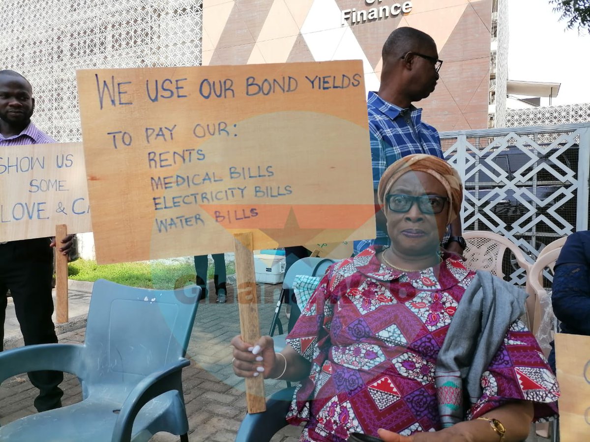 TheGhanaWeb's tweet photo. Some pensioner bondholders picket at the finance ministry over their locked-up pension funds on their fifth consecutive day.
#ghanaweb #ghanawebreporter #pensioneers #pensionfunds #ghtrends https://t.co/wIPV6OjKVK