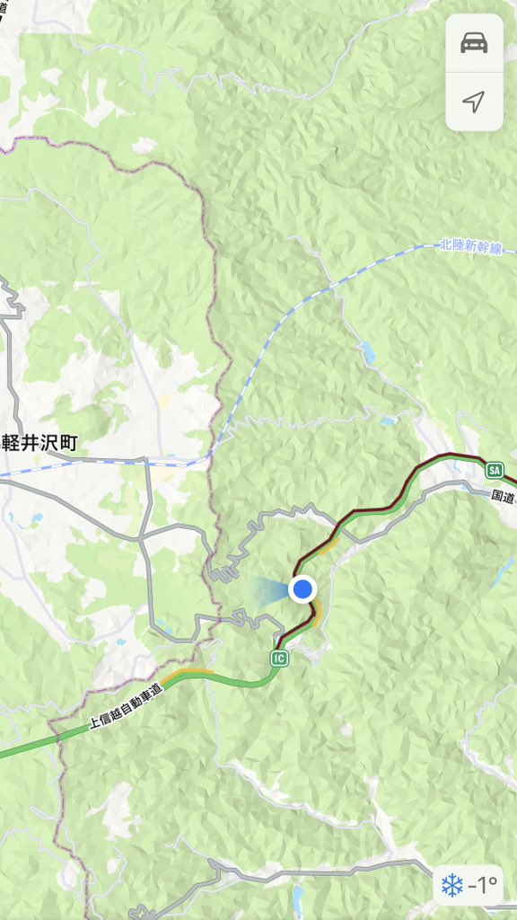 y_b31's tweet photo. 上信越自動車道上り、碓氷軽井沢ICより
事故により立ち往生しています。

緊急車両も上手に進めず、隊員が降りて整備誘導しながら進んでる。

水分・お菓子あってよかった！
燃料が少し心配なだけ

#上信越自動車道 
#事故渋滞
#立ち往生
#後続車気を付けて https://t.co/JDVXbemmM6