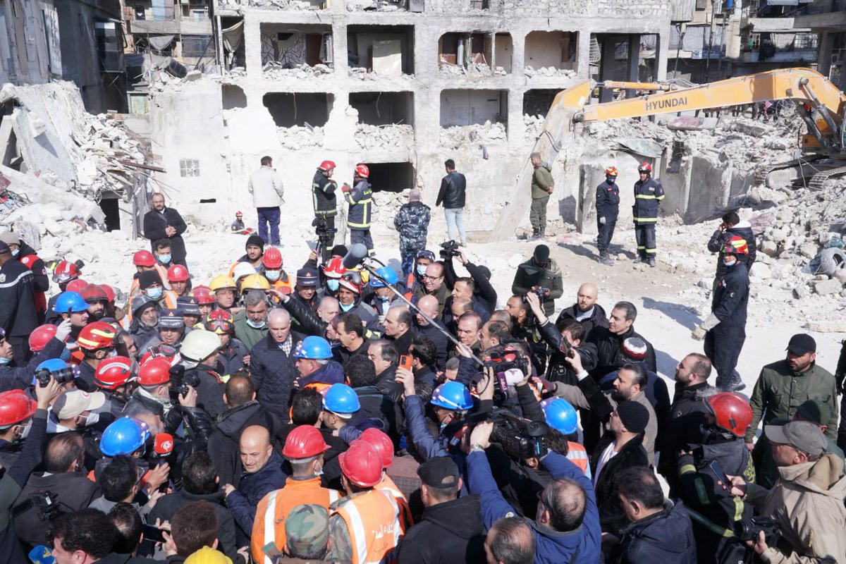 mod_gov_sy's tweet photo. السيد الرئيس الفريق بشار الأسد يزور موقعاً تعمل فيه فرق الانقاذ على رفع الأنقاض والدمار لانتشال المصابين والضحايا بحي المشارقة بمدينة حلب. https://t.co/BDWh4fF15m