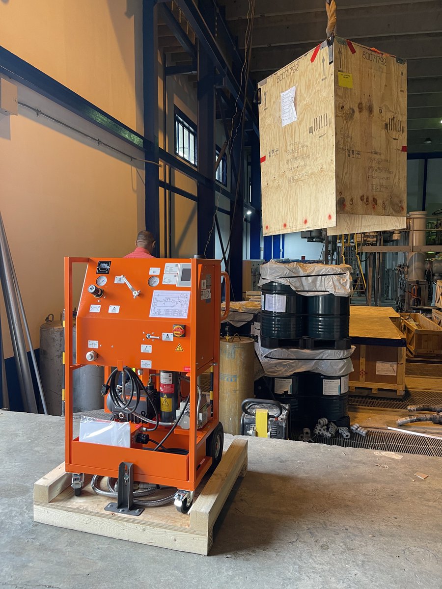 tecnicafase's tweet photo. Unboxing y entrenamiento práctico del Carro de Servicio Serie Mini B143R11 V3 de nuestra representada DILO para el tratamiento eficiente de gas SF6 en compartimientos de gas pequeños, con los amigos de ACAR y CORPOELEC

#DILO #SF6 #B143R11 #OneVision #ZeroEmissions #TFASE https://t.co/bqPJnmQPVr
