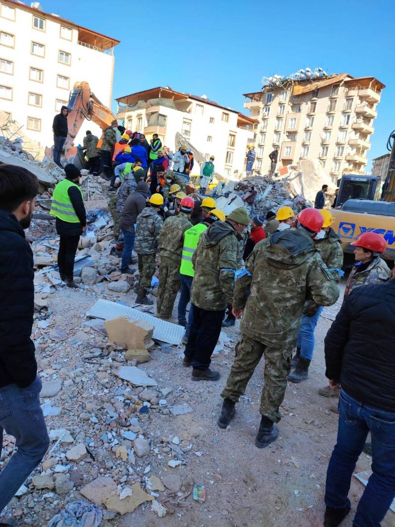 tcsavunma's tweet photo. Ankara’daki sosyal tesislerimizde görevli 73 gönüllü personelimiz, Hatay'ın Kırıkhan ilçesinde deprem arama-kurtarma ve yardım faaliyetlerine aralıksız destek veriyor.
Birlikte Güçlüyüz 🇹🇷 https://t.co/pJOOQYbF7K